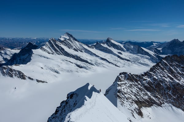 Die Sicht am Finsteraarhorn vorbei zeigt die Berninagruppe in weiter Ferne