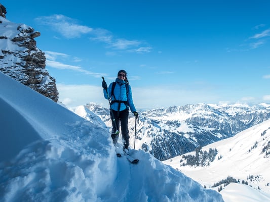 Kein Platz an der Sonne, dafür ist der Schnee Klasse und Usrina freut sich auf die bevorstehende Abfahrt