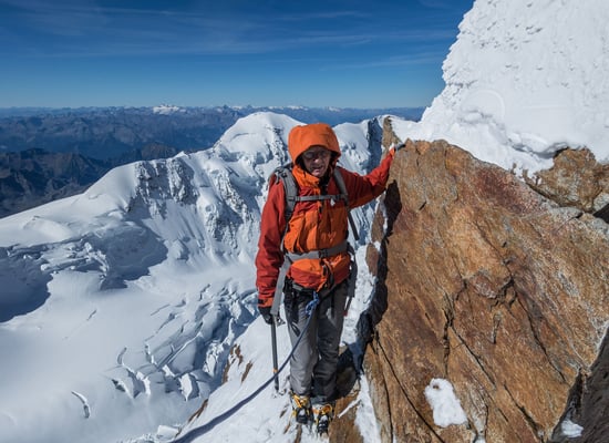 Geschützt vom Nordwestwind ist es sogleich angenehm warm, im Hintergrund das Massiv des Gran Paradiso