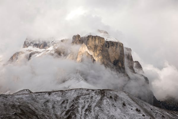 Das Endziel naht. Über dem Pass erheben sich die Sellatürme aus den Wolken