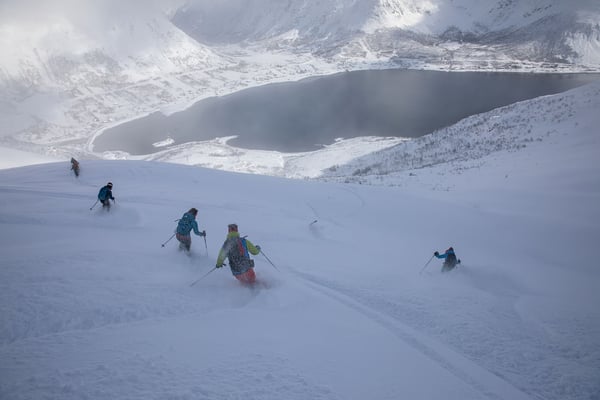 Danielle wird schon mal übermütig, bei den andern spritz der Schnee vom Powdern in die Rückseiten