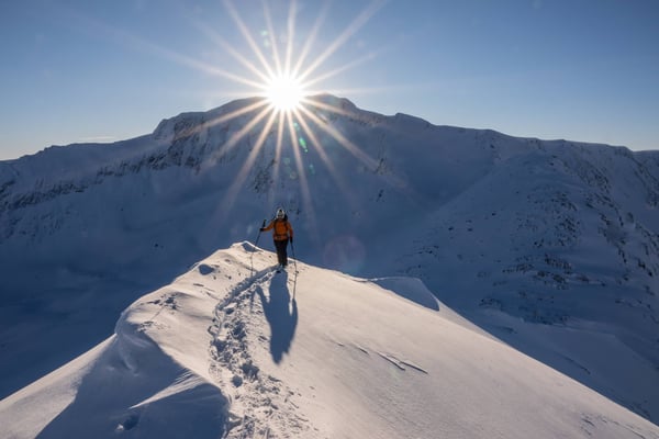 Die Sonne steht im Februar noch tief am Nachmittagshimmel und zaubert ein spezielles warmes Licht auf den Gipfelgrat 