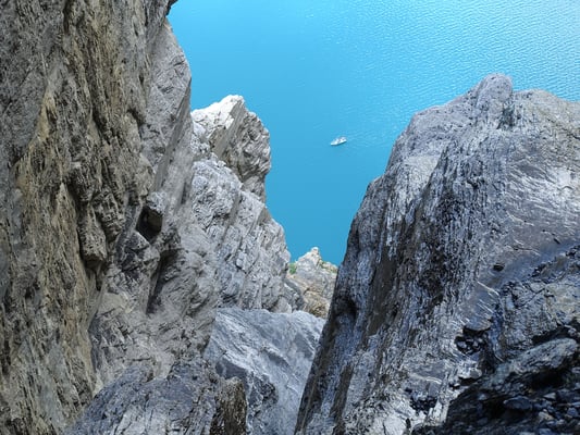 Anschliessend folgt die Fründschnuer, ein harmloser gesicherter Spaziergang im Vergleich zur Zürcherschnyda. Tiefblick zum Oeschisee hinunter