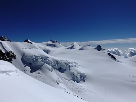Auf dem Naso präsentieren sich die Gipfel des Tages in der gleissenden Mittagssonne