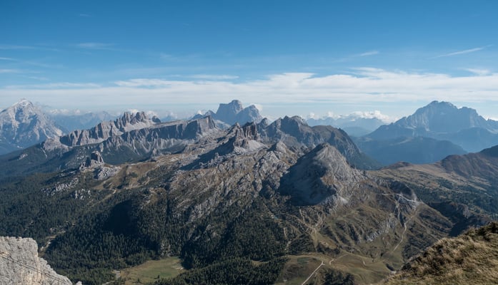 Blick auf unseren dritten bevorstehenden Wandertag. In der Bildmitte, aber nicht am Horizont der Averau, gleich links davon der spitzige Nuvolau. Da führt unser Weg hoch. Danach gehts runter zu den Cinque Torri und zurück zum Falzaregopass