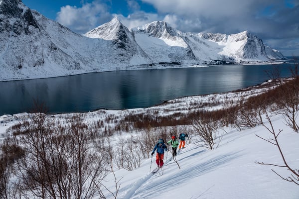 Um 11.30 sind die Würfel gefallen, dieser Hang stach mir schon im 2022 in die Augen, und heute entdeckte ich vier Spurer schon im Aufstieg