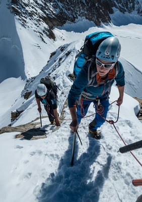 Bis zum Schlussgrat hinauf sind Handschuhe kein Thema, wieder mal der Beweis dafür, dass auch im Herbst die Bedingungen perfekt sein können