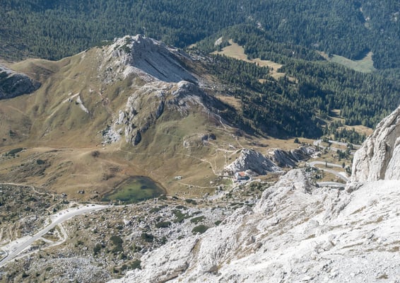 Tiefblick vom Lagazuoi auf den Valparolapass und unsere Unterkunft