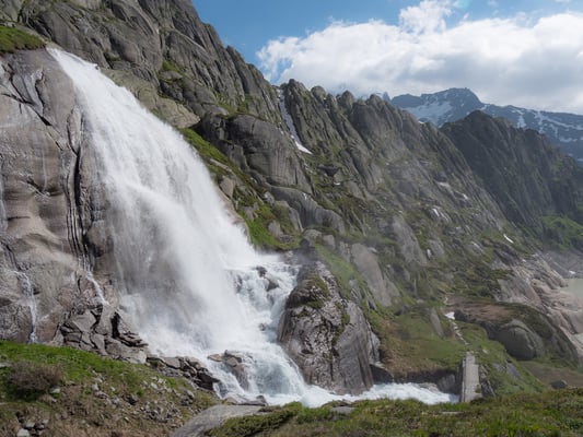 Erfrisschung gefällig?  Ein Tunnel machts möglich, die Wassermassen des Bächlitals werden zum Grimselsee hergeleitet