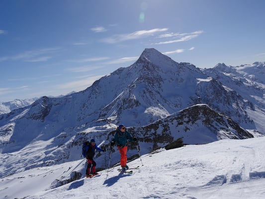 Der Pizzo Tambo steht Pate während des gesamten Aufstiegs 