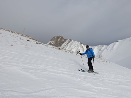 Kurz nach dem Morgetepass beginnt die Querung zum Gipfel. Im Hintergrund der Gantrisch