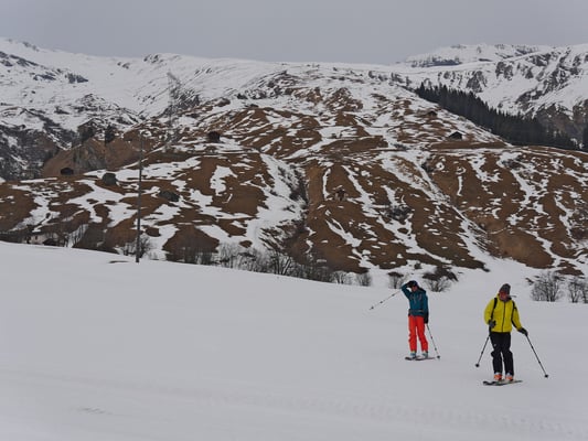 UFF! Das war Knapp! Wie im April reihen wir die letzten Schneereste für eine tolle Abfahrt aneinander. 