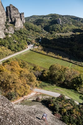 Tiefblick aus der zweiten Seillänge am Doupani Fels