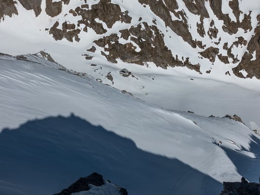 Stotziger Tiefblick zur Wildhornhütte