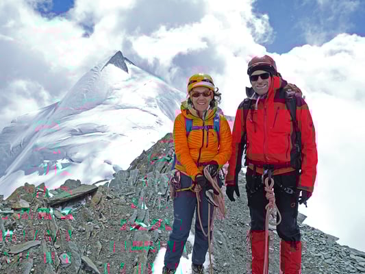 Blick vom Feekopf zum Allalinhorn. Unsere Tour sollte noch auf den Alphubel weiterführen. Wenige Abstiegsmeter später tauche ich gleich mehrere Male in kleine Spalten ein und muss wegen Wehwechen aller Art kapitulieren 