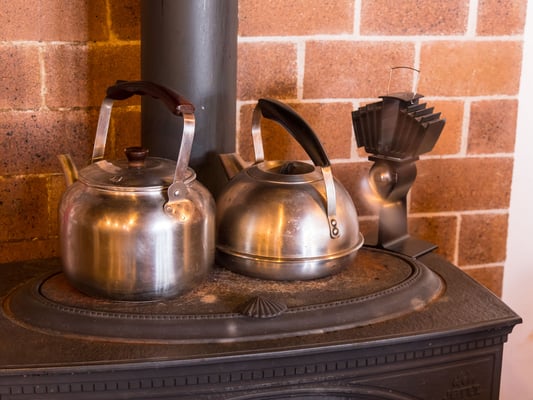 Heisse Luft verteilt ein eifrig kreisender Propeller hinter dem warmen Ofen