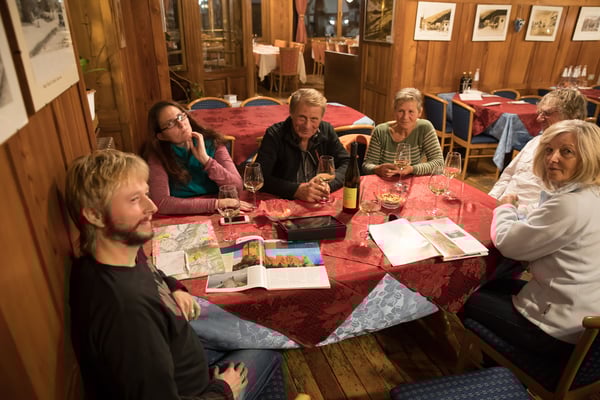 Tourenplanung lässt sich hervorragend mit Apero verbinden; das lernen auch die angehenden Wanderleiter bei ihrem ersten Einsatz