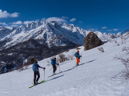 Doch vorher versuchen wir unser Glück auf der Sonnenseite oberhalb Le Monêtier mit der Hoffnung auf tragfähigen Schnee an der Crête du Grand Vallon. In den beiden letzten Tage ist Bruno auch zu uns gestossen, im Sommer  seiner Lieblingsgebiet Weltweit!!!