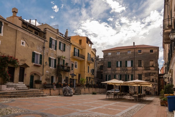 Die Piazza Garibaldi ist am Vormittag beinahe Menschenleer