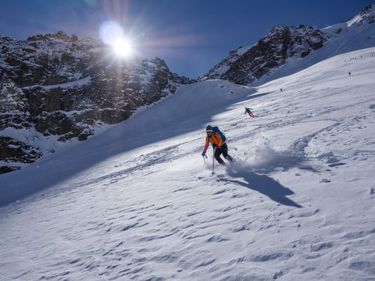 Unsere beiden Frauen haben das im Griff, und mit jedem Schwung gewöhnen sie sich an das Fahren auf Zug