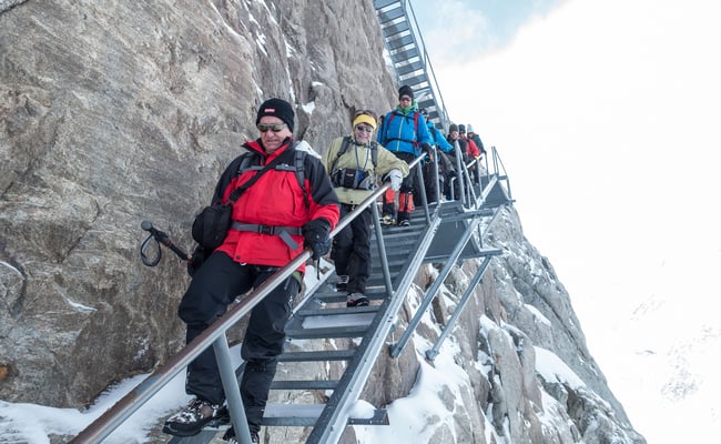 Der Tiefblick ist ungewohnt, der verkürzte Auftritt auch, ansonsten ist es fast wie zuhause, nur so krampfhaft festhalten tun wir uns in den eigenen vier Wänden nicht