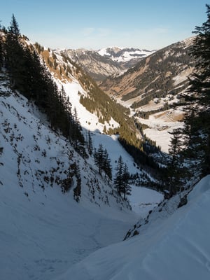 Da habe ich keine Spuren erwartet. Und doch war schon jemand vor mir hier. Am 9.1. steige ich durch dieses 45 Grad steile Couloir hoch in eine Mulde, die offenes Gelände bis zum Raufligrat bietet