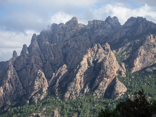 In der Bildmitte leuchtet die gewaltige U Hadad, welche ich mit Franziska im 2015 klettern konnte. Linkerhand und ebenfalls beleuchtet der pfeilerartige Grat der Punta di Zucca. 250-500 Meter Kletterlänge sprechen für einen Besuch der beiden Routen