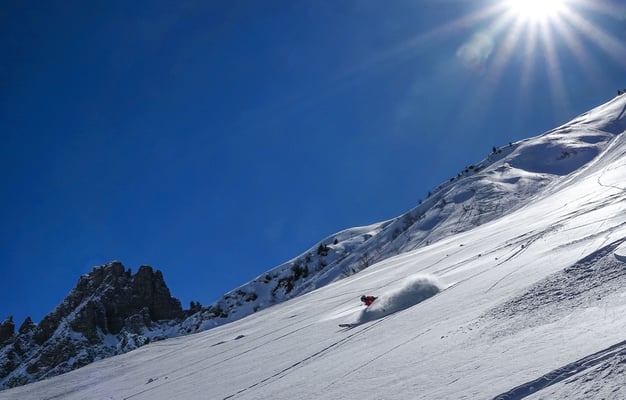 Eine Dreiergruppe reckt die Hälse in die Höhe, als sie uns im lupenreinen Powder ausmachen