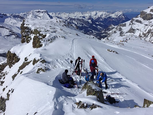 Am Ziel, wir geniessen den prächtigen Ausblick zum Ärmighorn und zur Niesenkette