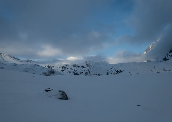 Anstatt über den Palü zur Alp Grüm abzufahren wählen wir den Piz Tremoggia zum Ziel. Der Gipfel liegt noch in weiter Ferne und ist nur auf den zweiten Blick oberhalb der besonnten Wolke sichtbar