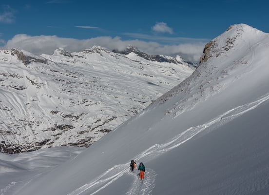 Da kommen uns schon zwei Heimtäter entgegen gebraust und machen uns auf jeden versteckten Stein aufmerksam