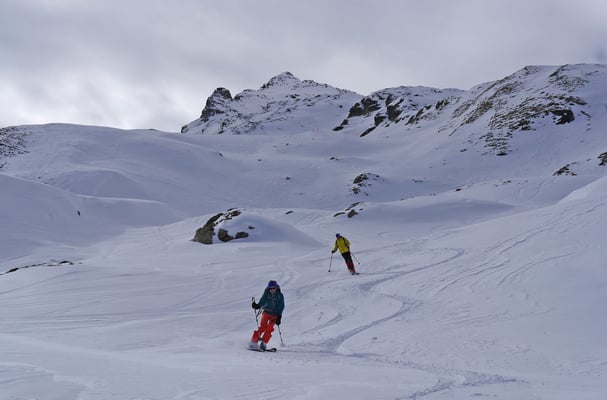 Mit jedem Bogen rückt der Gipfel in weite Ferne zurück, zum Glück ist die Abfahrt noch lange nicht zu Ende