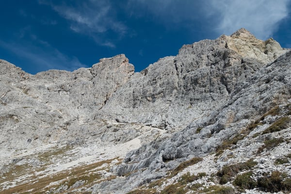 Wanderweg? Aber klar doch! Der Kaiserjägersteig führt mitten durch die Wand links hoch auf den Grat.