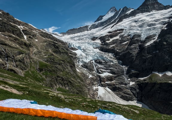 Nach einem abgebrochenen Start entscheiden wir uns für das einfachere Startgelände neben der Hütte