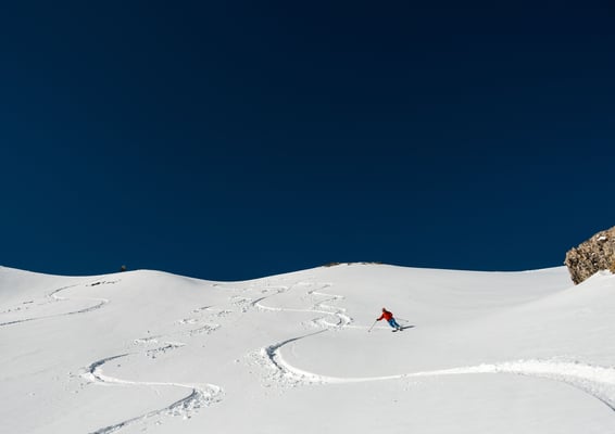 Geregnet hat es die vergangene Nacht bis auf 2600 hinauf, trotzdem gelinge die ersten Schwünge im knietiefen Sulzpulver ganz gut