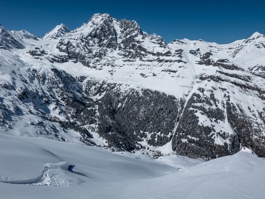 Da folgt Kurve an Kurve, und das noch weit hinunter. Die Blüemlisalp und das Ellstabhoren beherrschen den Talabschluss