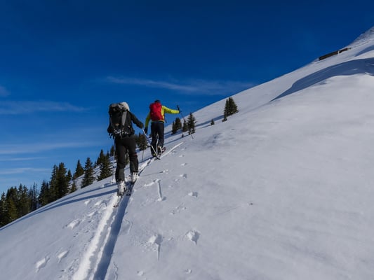 Elegant schlängelt sich unsere Aufstiegsroute durch die steile Nordwestflanke des Achsetberg