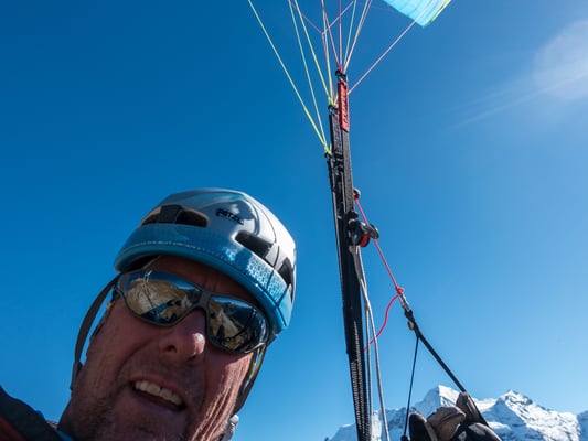 Nach wenigen Schritten bin ich in der Luft, kurz darauf ist auch die beste Position der Blüemlisalp gefunden