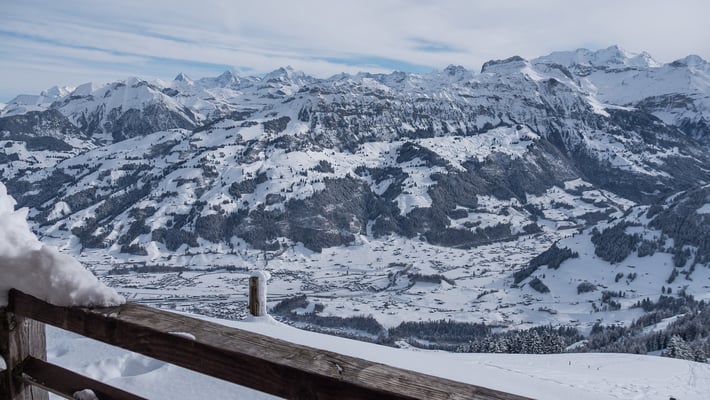 Rast oberhalb vom Gleitschirm Startplatz. Die Berner Alpen vom Wetterhorn bis zur Blüemlisalp, mit fantastischen voralpinen Skitourengipfeln von der Sulegg über das Gehrihorn bis zum Äermigchnubell