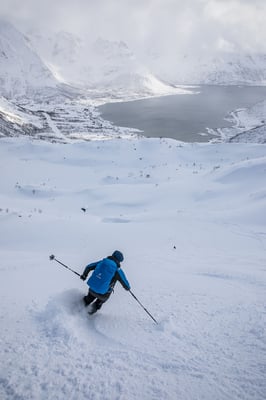 Bruno kurft dem Fiord entgegen. Für heute haben wir noch nicht genug und steuern mit einer Querung einen weiteren jungfräulichen Powderhang an