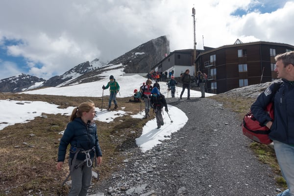 Nach einer etwas längeren Materialschlacht wandern wir gut gelaunt zur Lämmerenhütte