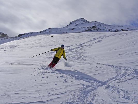 In den Rinnen liegt leicht gepresster, aber gut fahrbarere Pulver