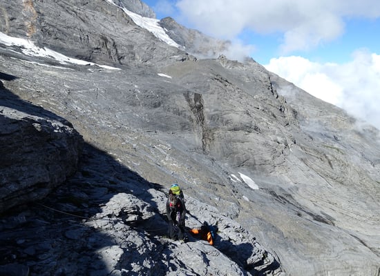 Das Ende der Querung, auf dem Felskopf beobachtet Hüttenwart Bernhard unser Treiben