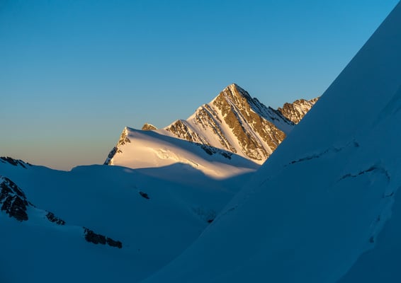 Die Abendsonne beleuchtet das Gross Fiescherhorn und den Walchergrat mit unserem Ziel für den kommenden Tag