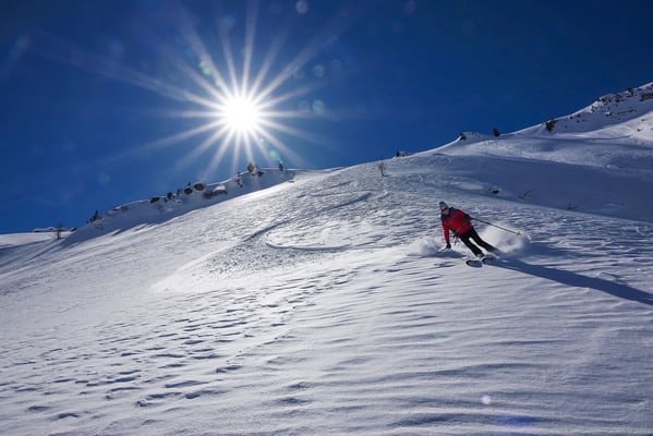Vor 20 Jahren bin ich diese Direktabfahrt zum Fildrich hinunter einmal gefahren. Auch im Zeitalter des Massenskialpinismus im Diemtigtal ist diese Linie noch unberührt 