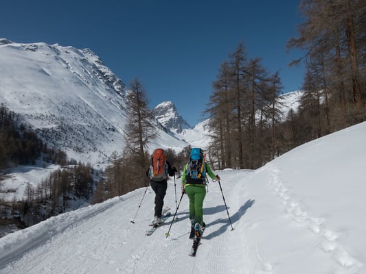 Gemütlich laufen wir ins Val Tuoi hinein. Der Piz Buin trumpft in weiter Ferne auf, hier und jetzt machen sich erstmals diesen Winter die schweren Rucksäcke mit der Hochgebirgsausrüstung bemerkbar