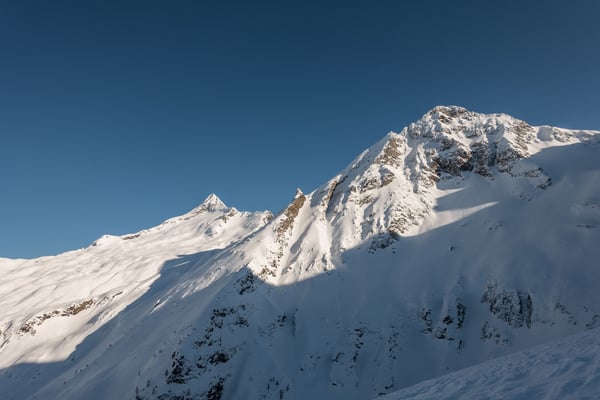 Am 2.1.20 erkunde ich die Schlüsselstelle einer geplanten Tour im Simplongebiet. Viel Schnee, aber oberhalb der Waldgrenze auch viel Wind setzten der Schneedecke arg zu