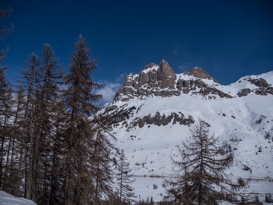 Dolomitartig ragt die Aiguillette du Lauzet über die Passtrasse des Lautaret. Zum Abschluss besteigen wir den Sattel rechts vom Gipfel