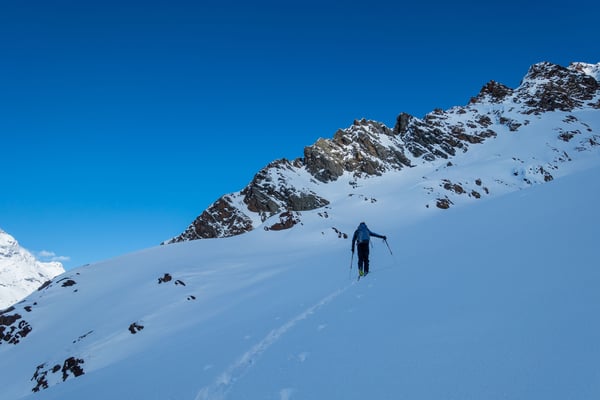 Die Sonne drückt durch die letzten Wolkenreste am Grat 