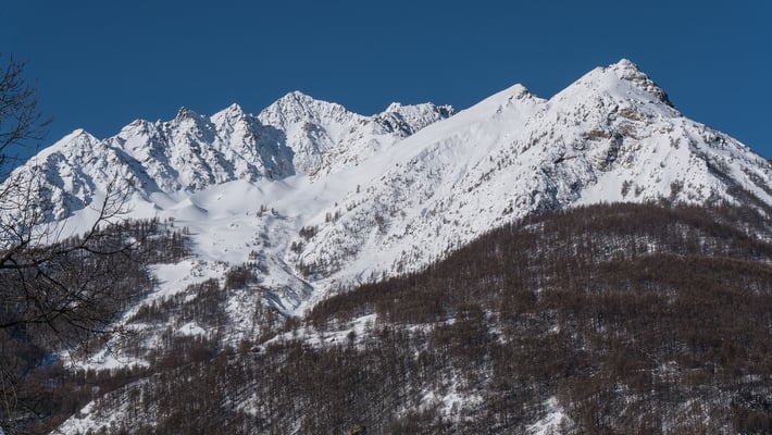 Der Blick vom Dorfplatz in Monêtier zu den Têtes de Ste. Marguerite. Der zweite Gipfel von rechts ist unser anvisiertes Ziel und verspricht bei Erheblich und 35°einen spannenden Tourentag